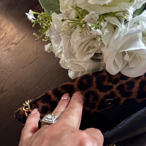 Michael Kors
Leopard Print and Black Leather Chain Bag